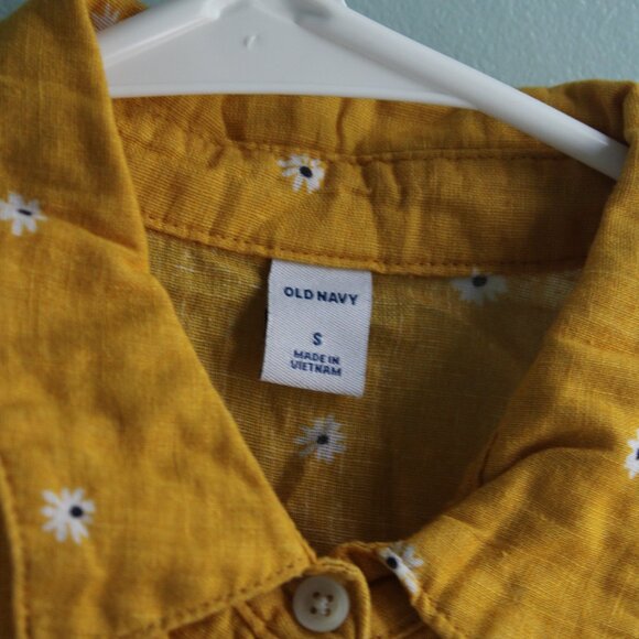 Yellow flower Old Navy button up with tie bottom, size S. - Picture 3 of 3